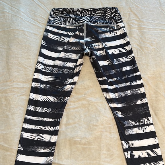 Lululemon stripped legging capris - Picture 3 of 6